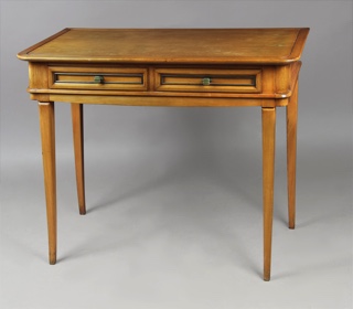 Lote 331: PEQUEÑA MESA ESCRITORIO EN MADERA RUBIA.  PEQUEÑA MESA ESCRITORIO EN MADERA RUBIA. 