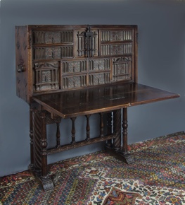Lote 176: ANTIGUO BARGUEÑO ESPAÑOL DE MADERA DE NOGAL. ANTIGUO BARGUEÑO ESPAÑOL DE MADERA DE NOGAL.