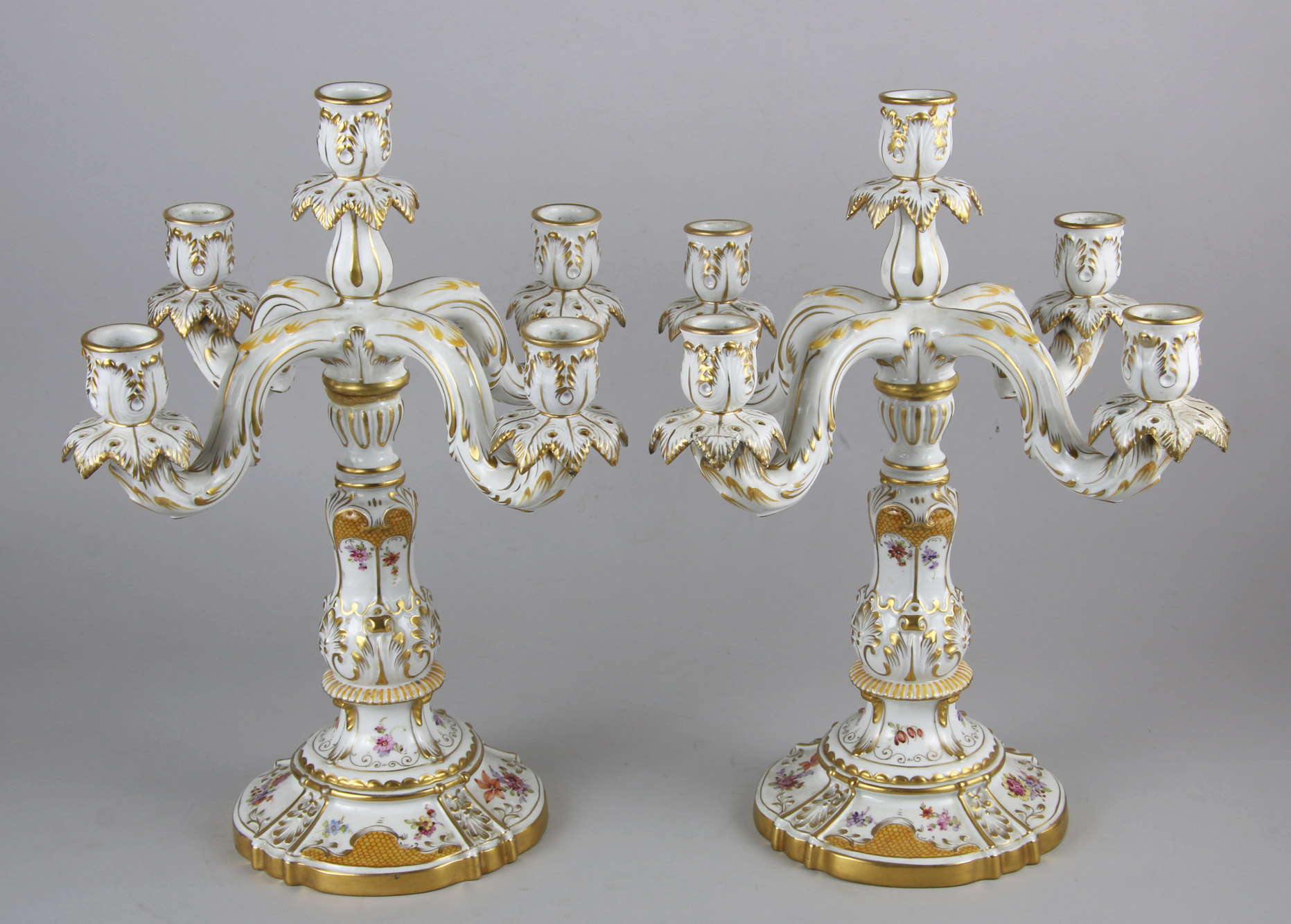  PAR DE CANDELABROS DE PORCELANA ALEMANA DECORADA. 