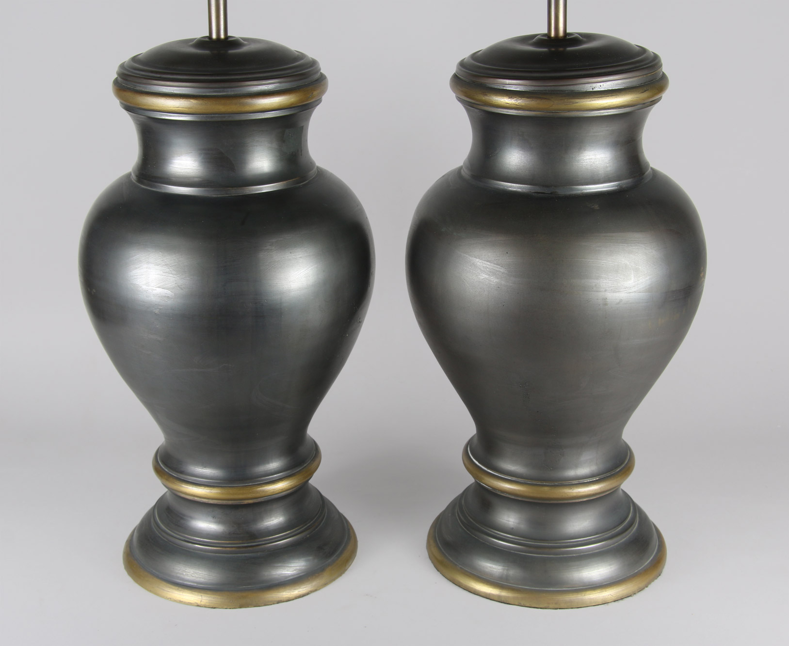  PAR DE LAMPARAS CON VASOS DE BRONCE EMPAVONADO. 