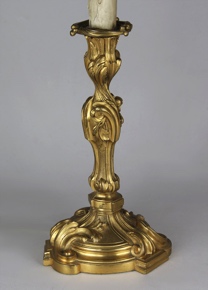 Lote 662: ANTIGUO CANDELERO FRANCES DE BRONCE CINCELADO SIGLO XVIII.  ANTIGUO CANDELERO FRANCES DE BRONCE CINCELADO SIGLO XVIII. 
