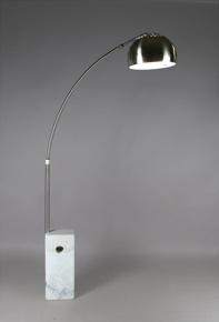 Lote 528: LAMPARA DE PIE MODELO ARCO DISEÑO ITALIANO.  LAMPARA DE PIE MODELO ARCO DISEÑO ITALIANO. 