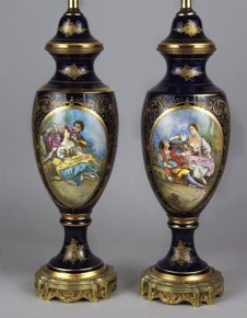 Lote 589: PAR DE LAMPARAS CON VASOS DE PORCELANA FRANCESA DE SEVRES.  PAR DE LAMPARAS CON VASOS DE PORCELANA FRANCESA DE SEVRES. 