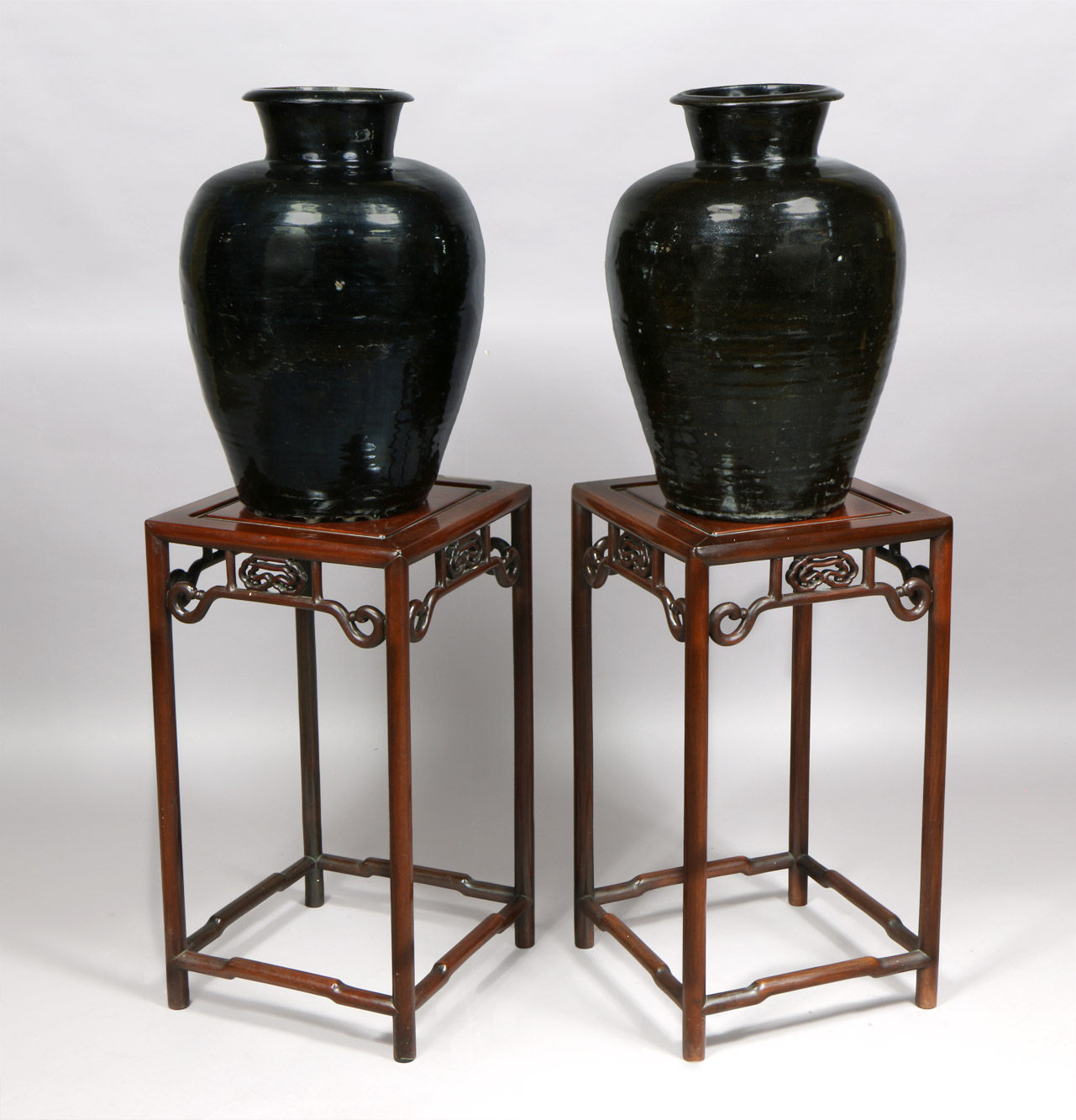 PAR DE ANTIGUOS VASOS CHINOS DE ALFARERIA ESMALTADA. PAR DE ANTIGUOS VASOS CHINOS DE ALFARERIA ESMALTADA.