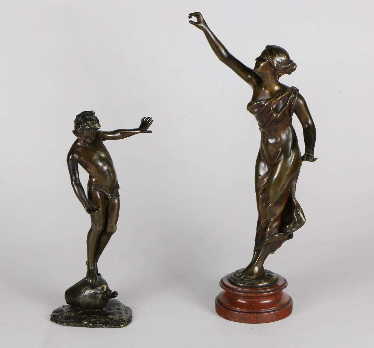 Lotes 613 y 614: 
																		PARENTE, Gabriele: 'NIÑO SOBRE CANTARO' ESCULTURA FIRMADA.
																		GODET, Henry: 'FIGURA FEMENINA' 