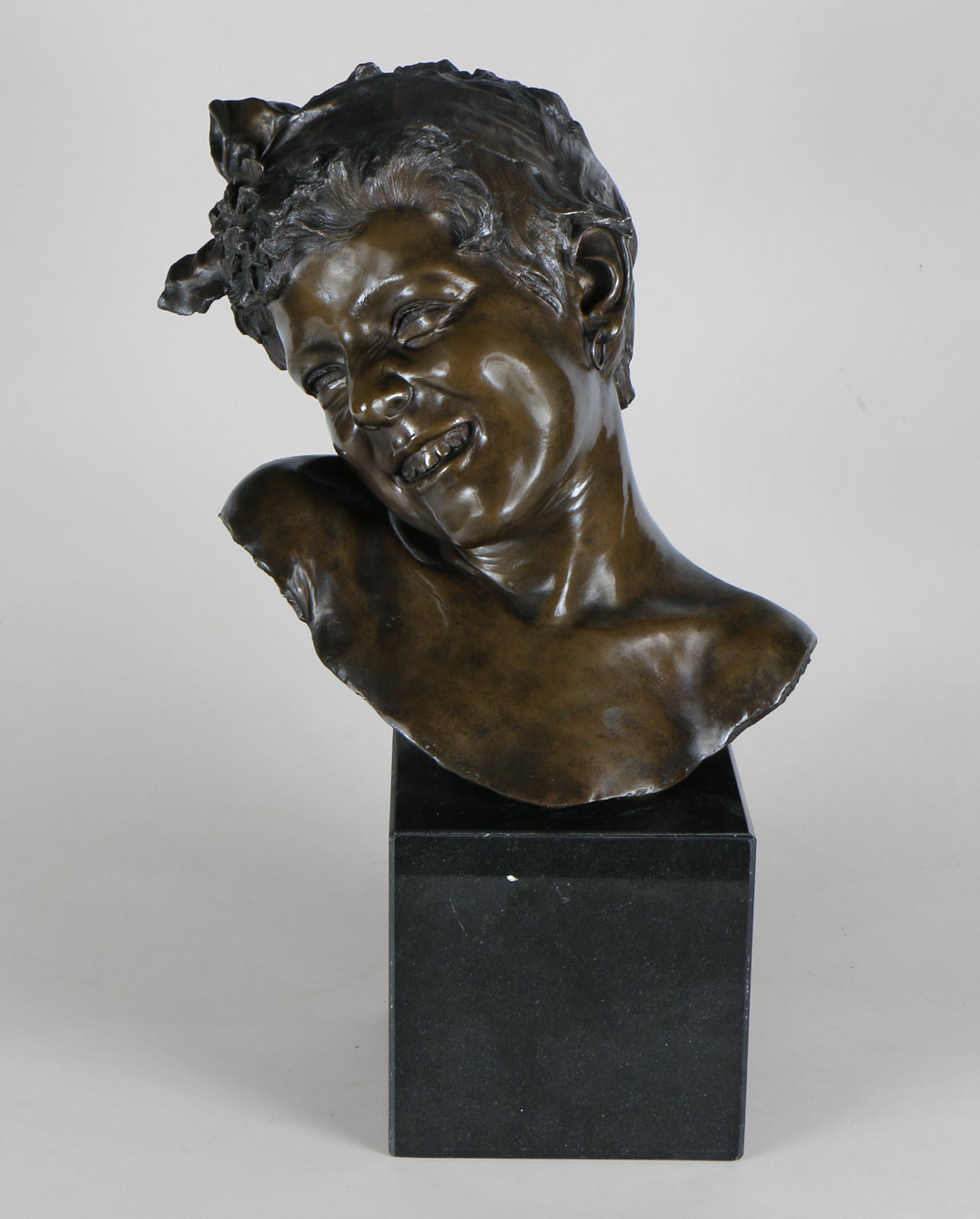  'CABEZA DE JOVEN CON AROS'