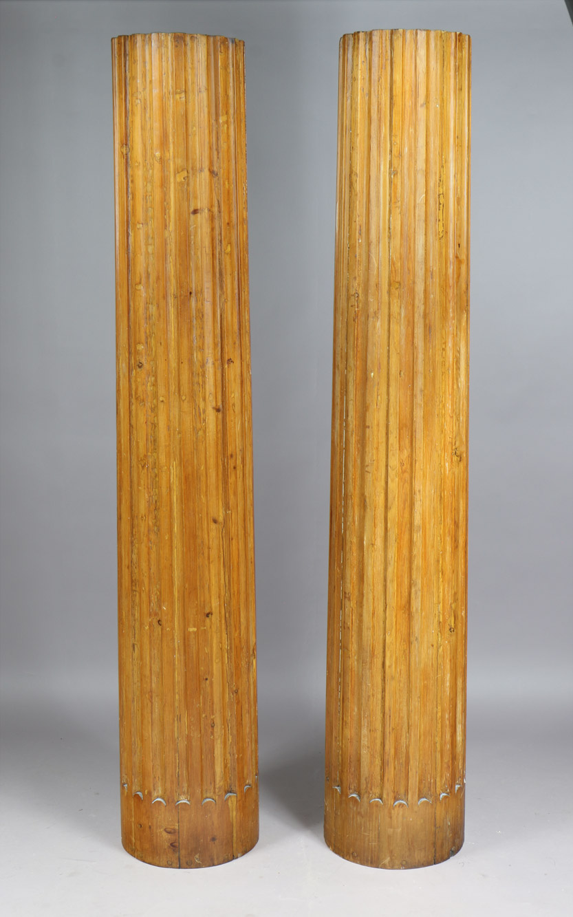  PAR DE GRANDES COLUMNAS DE MADERA TALLADA.