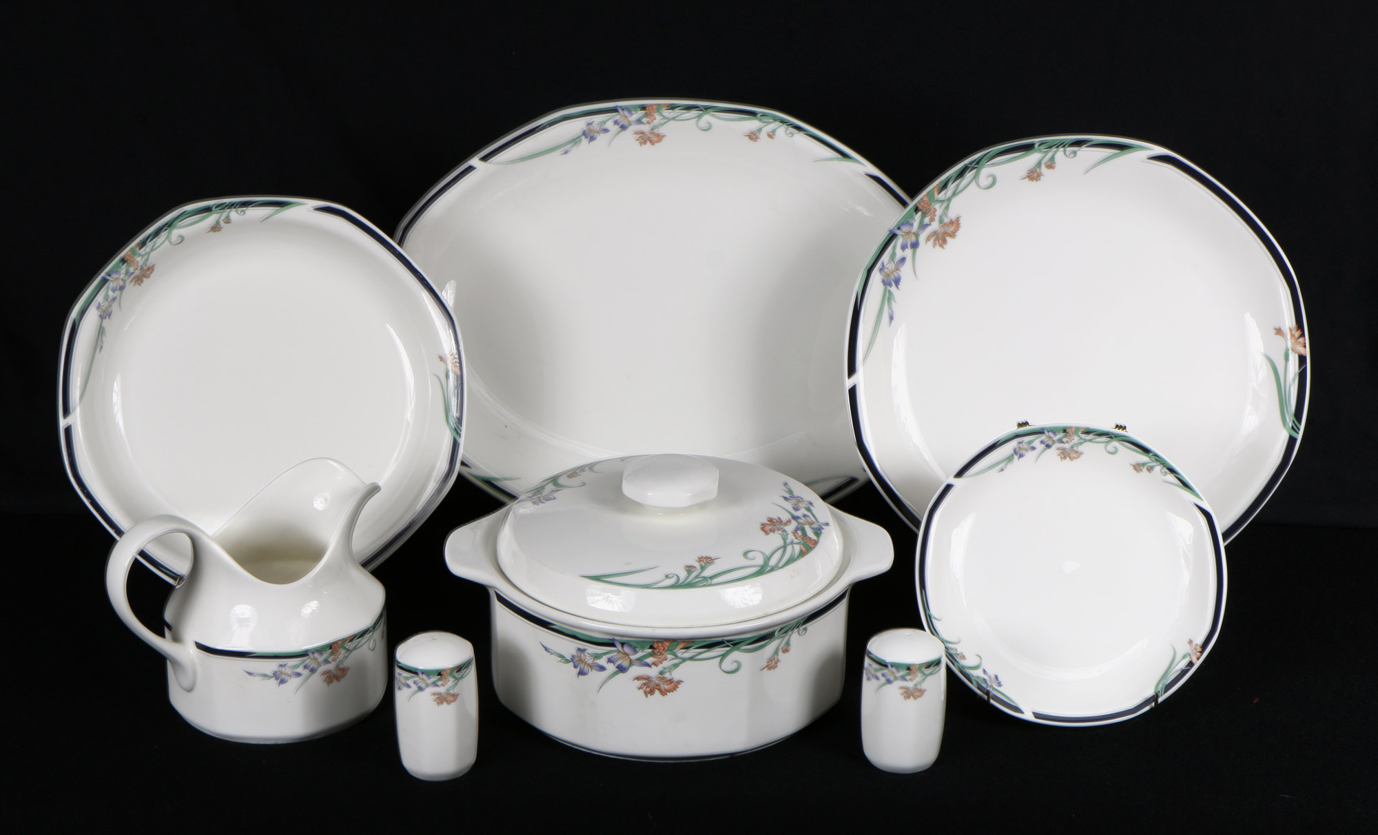 JUEGO DE PORCELANA INGLESA ROYAL DOULTON PARA MESA. JUEGO DE PORCELANA INGLESA ROYAL DOULTON PARA MESA.