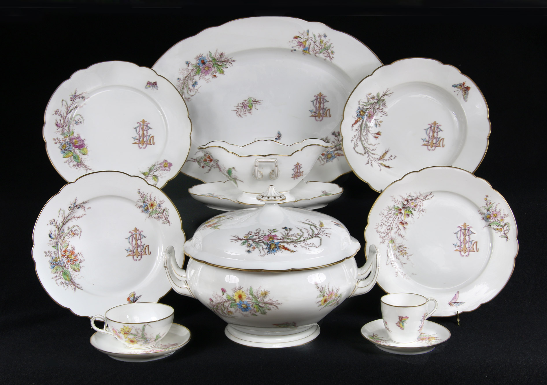 JUEGO DE PORCELANA FRANCESA PARA MESA. JUEGO DE PORCELANA FRANCESA PARA MESA.