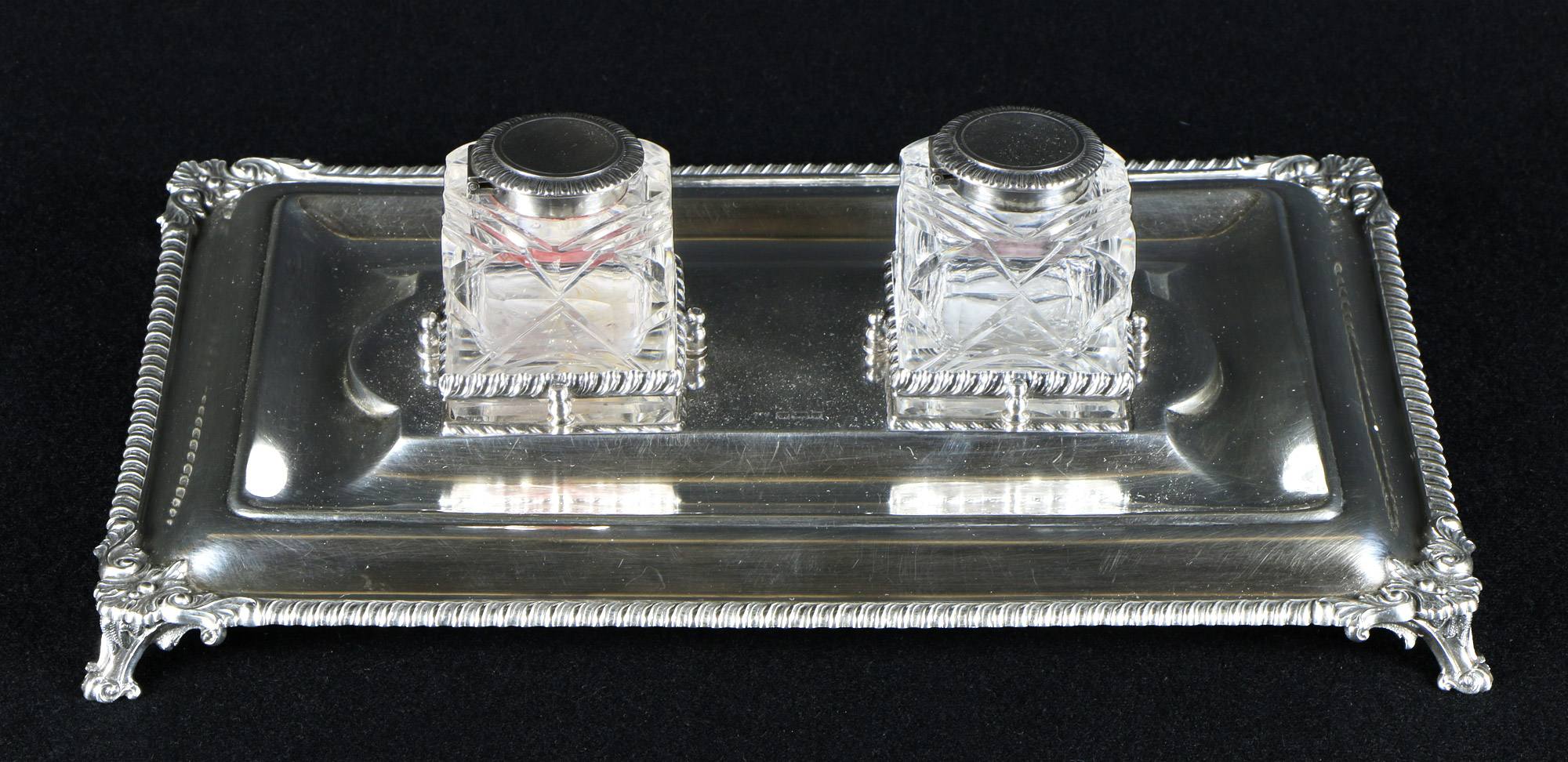  TINTERO DE PLATA INGLESA SELLADA Y CRISTAL. 