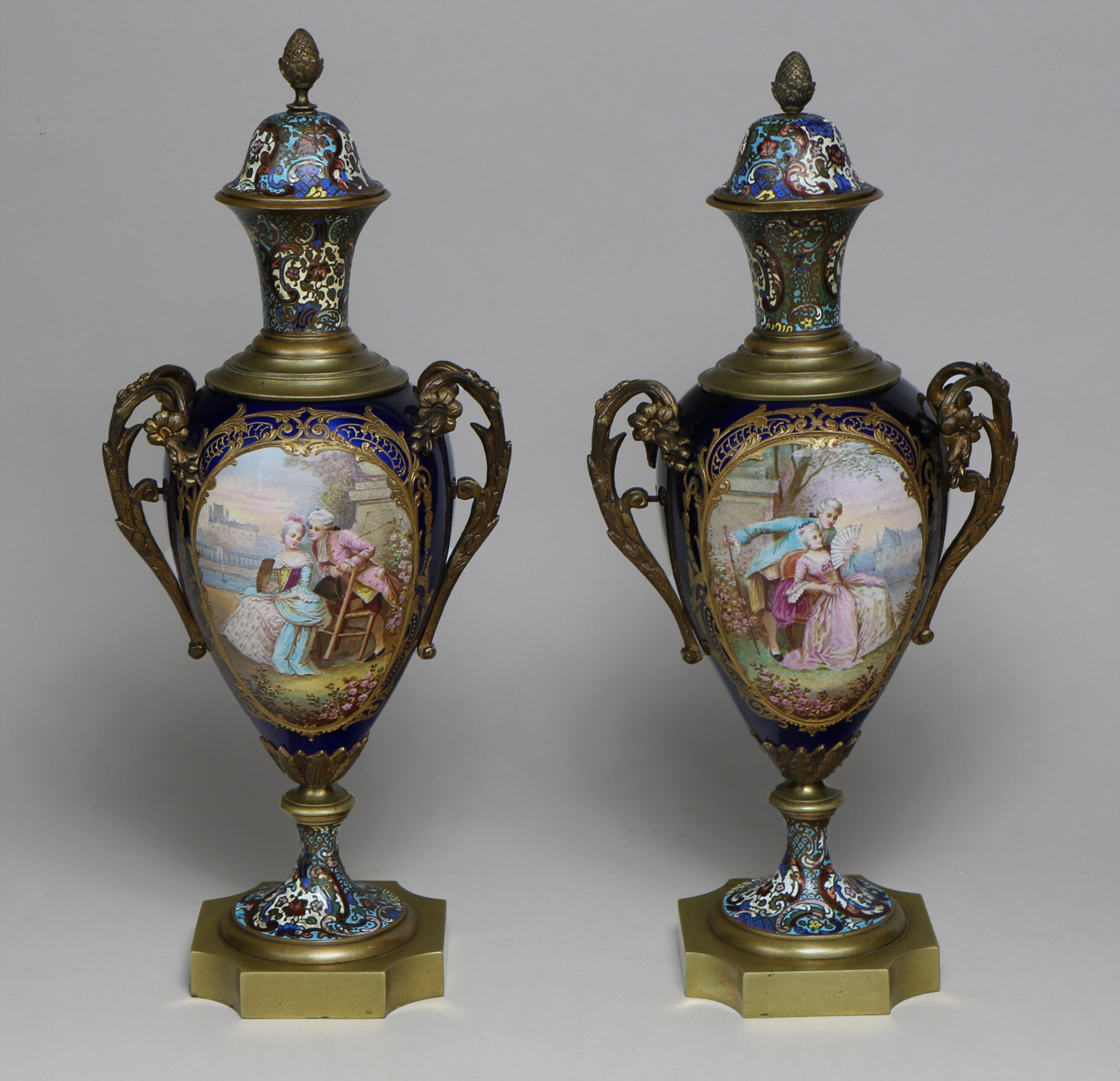  PAR DE ANFORAS DE PORCELANA FRANCESA Y BRONCE CLOISONNE. 