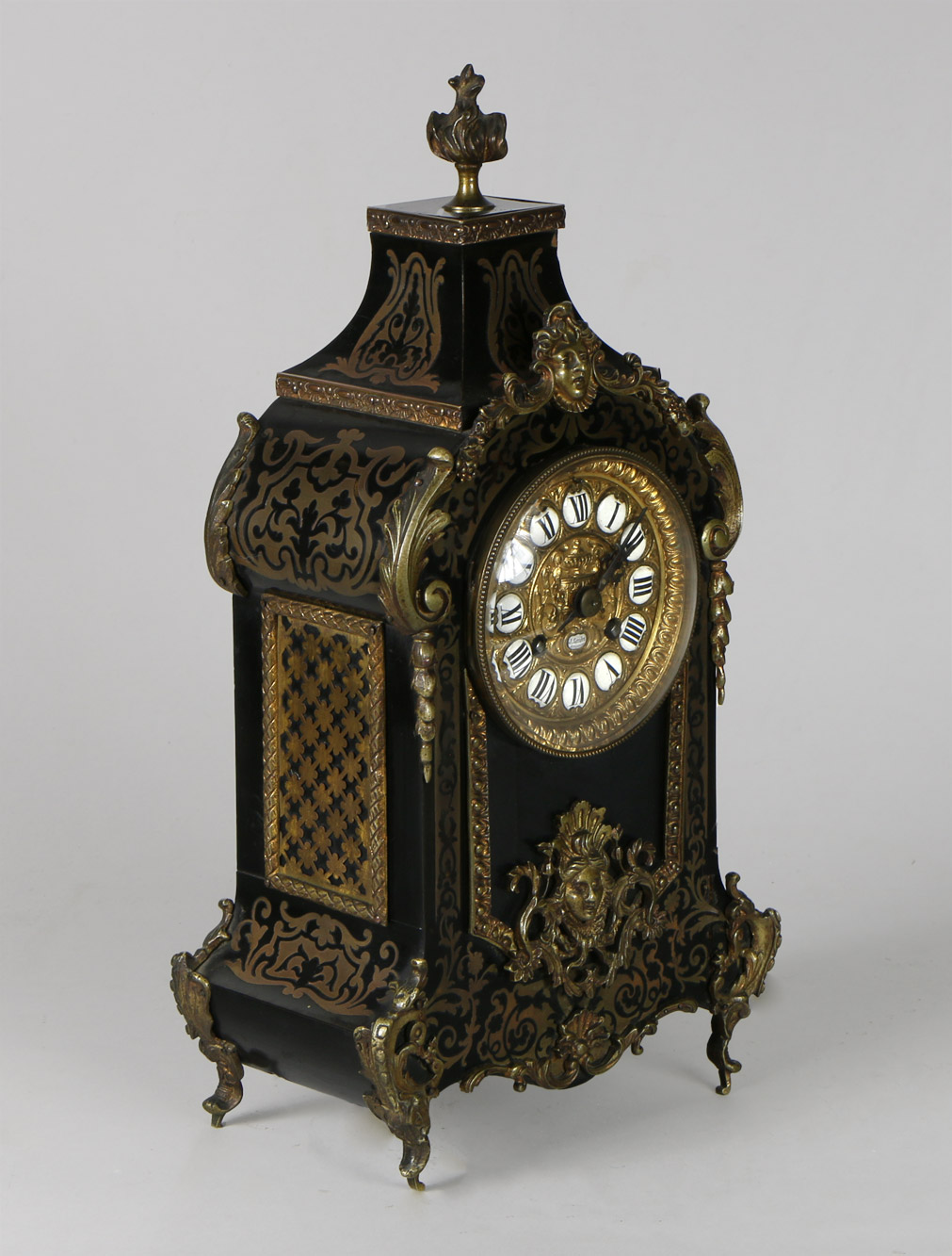  RELOJ FRANCES DE APOYO CON DECORACION ESTILO BOULLE. 
