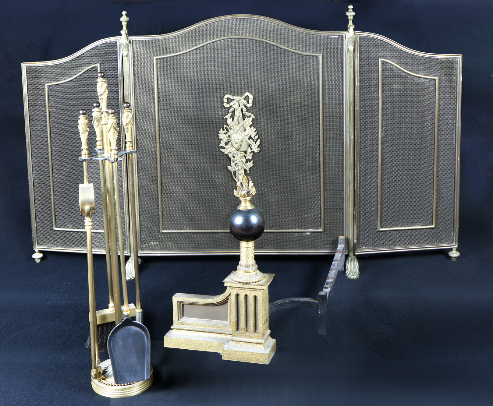  CONJUNTO DE BRONCE DORADO Y EMPAVONADO PARA CHIMENEA. 
