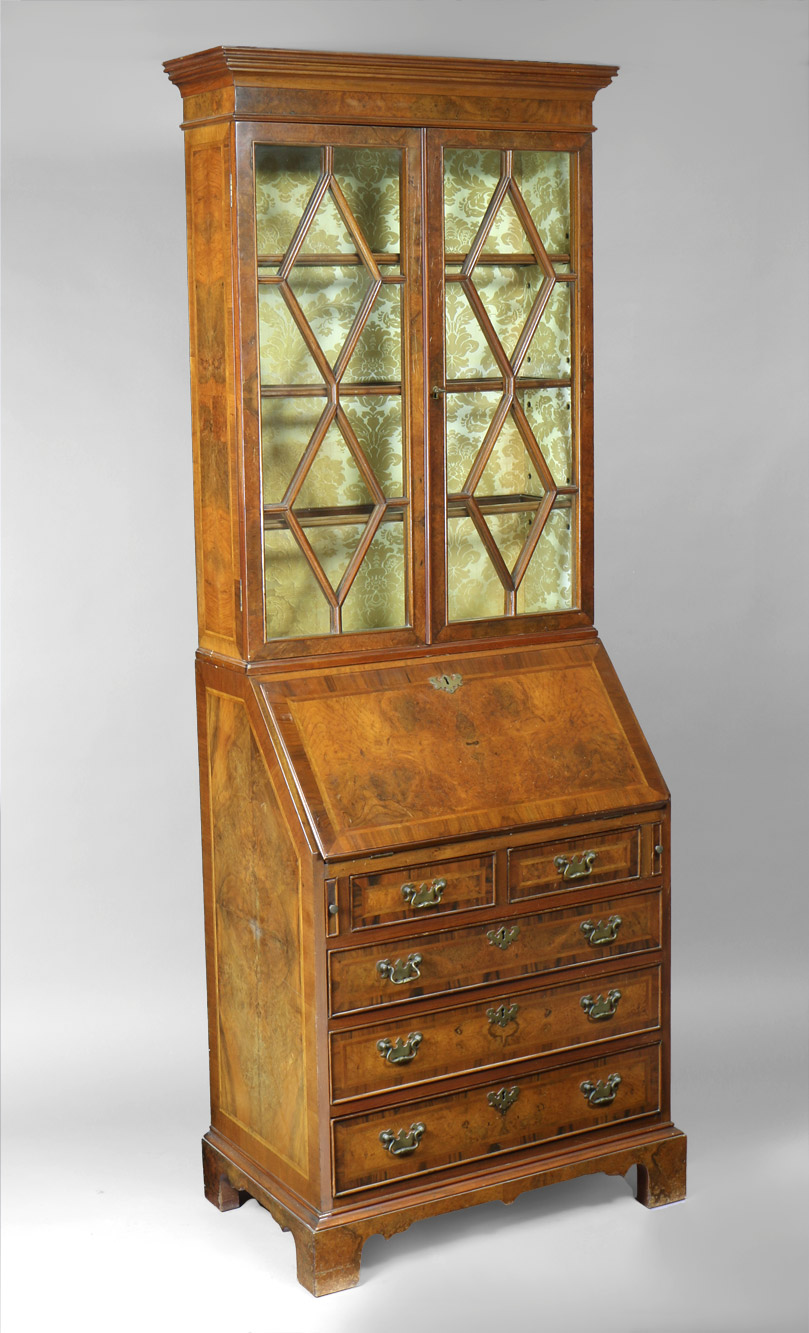  COMODA SECRETAIRE ESTILO INGLES CON VITRINA EN ALZADA. 