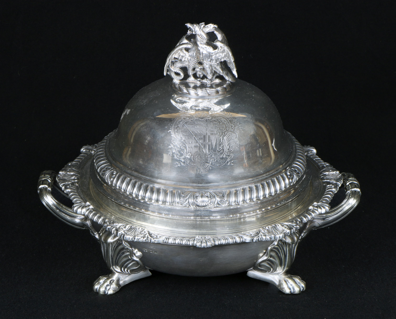  GUISERA DE PLATA INGLESA CON TAPA Y CALENTADOR. 