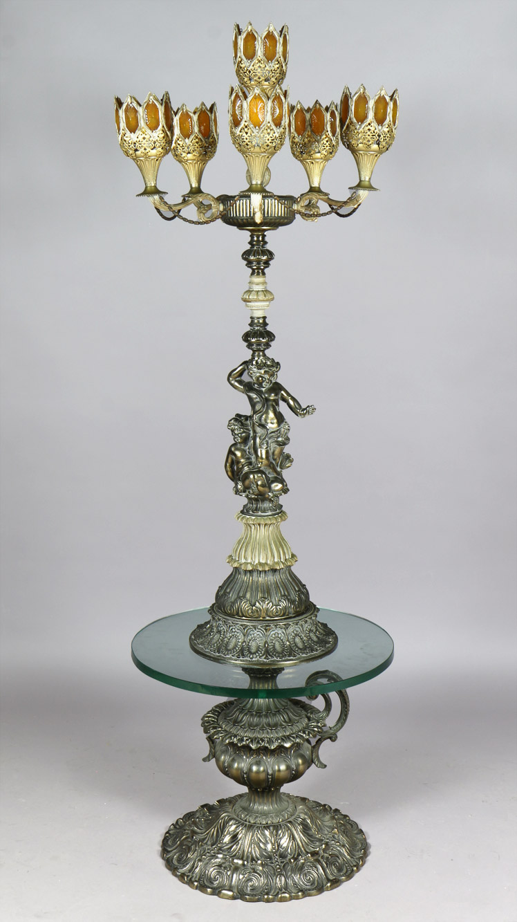  GRAN CANDELABRO MARROQUI CON MESA DE APOYO. 