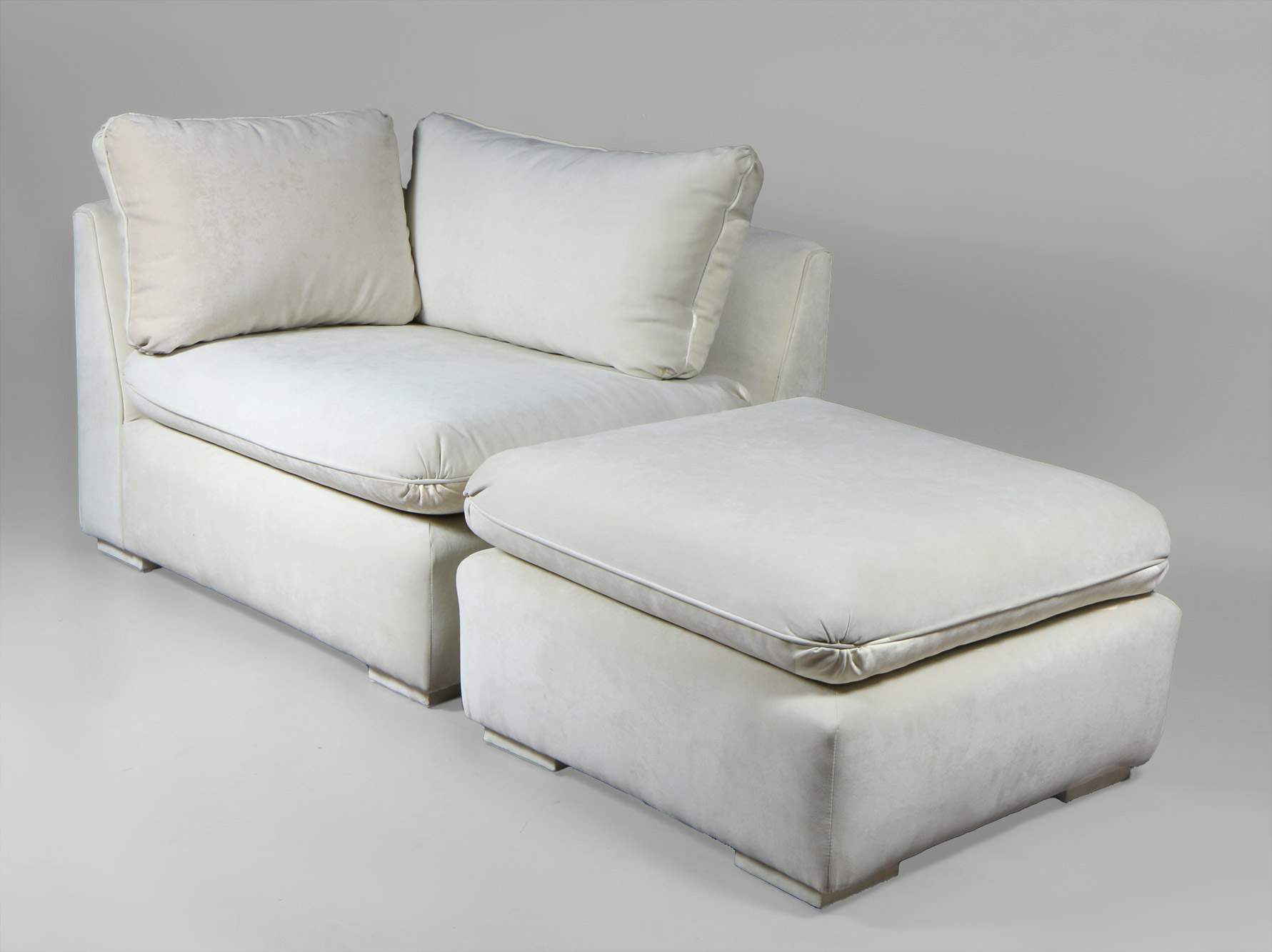  PAR DE SILLONES ESQUINEROS MODULARES CON APOYAPIES.