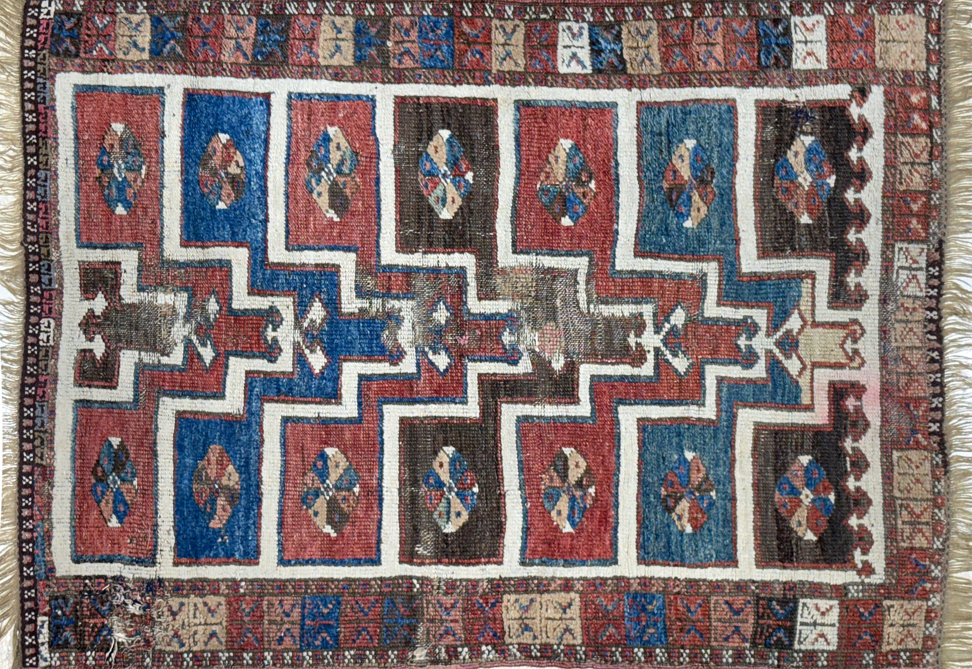  PEQUEÑA ALFOMBRA PERSA DE LANA TEJIDA A MANO. 