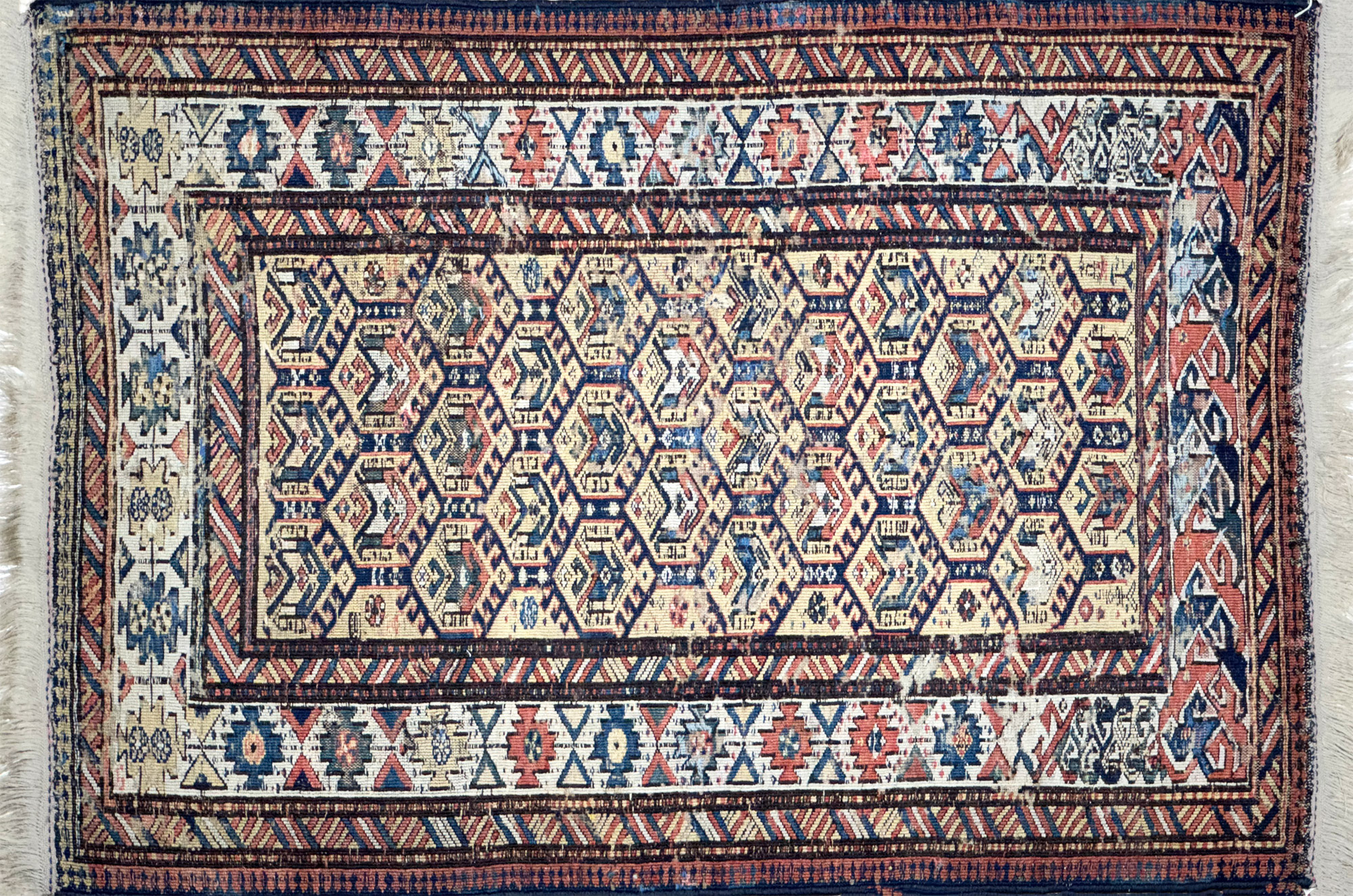  PEQUEÑA ALFOMBRA PERSA DE LANA TEJIDA A MANO. 