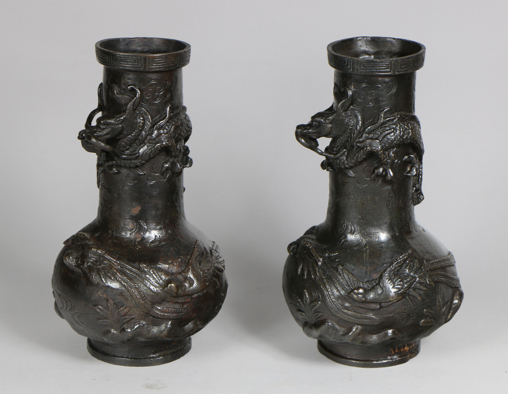  PAR DE ANTIGUOS VASOS JAPONESES DE BRONCE CINCELADO.