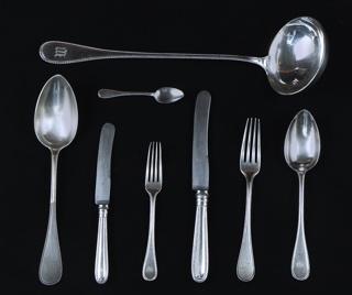 Lote 555: CONJUNTO DE CUBIERTOS DE PLATA ALEMANA 800 SELLADA.  CONJUNTO DE CUBIERTOS DE PLATA ALEMANA 800 SELLADA. 