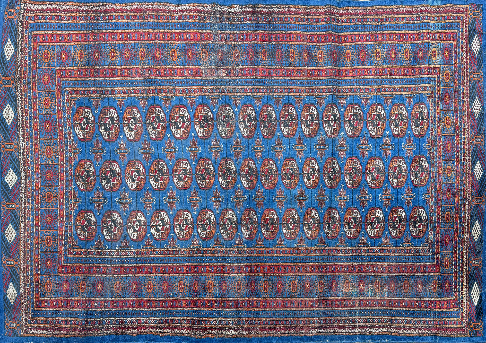  PEQUEÑA ALFOMBRA BOUCKARA DE LANA TEJIDA A MANO. 