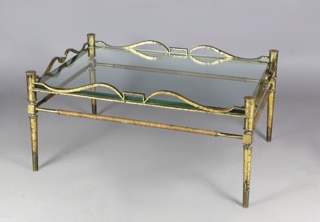 Lote 298: MESA BAJA RECTANGULAR CON ARMAZON DE HIERRO DORADO. MESA BAJA RECTANGULAR CON ARMAZON DE HIERRO DORADO.