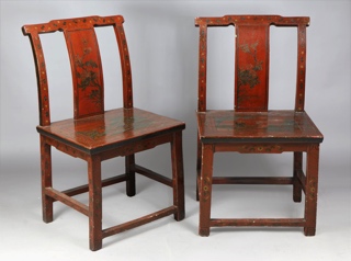 Lote 309: PAR DE ANTIGUAS SILLAS CHINAS DE MADERA LAQUEADA. PAR DE ANTIGUAS SILLAS CHINAS DE MADERA LAQUEADA.