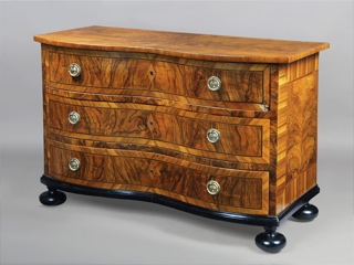 Lote 355: ANTIGUA COMODA ALEMANA SIGLO XVIII.  ANTIGUA COMODA ALEMANA SIGLO XVIII. 