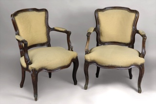 Lote 187: PAR DE SILLONES DE ESTILO FRANCES LUIS XV.  PAR DE SILLONES DE ESTILO FRANCES LUIS XV. 