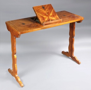 Lote 163: PEQUEÑA MESA FRANCESA PARA LECTURA.  PEQUEÑA MESA FRANCESA PARA LECTURA. 