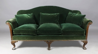 Lote 241: SOFA INGLES DE ESTILO CHIPPENDALE PARA TRES CUERPOS.  SOFA INGLES DE ESTILO CHIPPENDALE PARA TRES CUERPOS. 