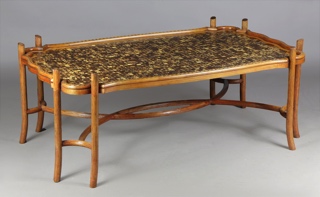 Lote 191: CURIOSA MESA BAJA FRANCESA DE FORMA RECTANGULAR.  CURIOSA MESA BAJA FRANCESA DE FORMA RECTANGULAR. 