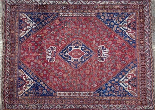 Lote 379: ALFOMBRA PERSA SHIRAZ DE LANA TEJIDA A MANO.  ALFOMBRA PERSA SHIRAZ DE LANA TEJIDA A MANO. 