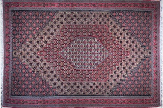 Lote 384: TAPIZ PERSA SOUMAK DE LANA TEJIDA A MANO.  TAPIZ PERSA SOUMAK DE LANA TEJIDA A MANO. 