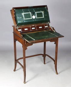 Lote 181: PEQUEÑO ESCRITORIO INGLES DE CAMPAÑA.  PEQUEÑO ESCRITORIO INGLES DE CAMPAÑA. 