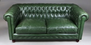Lote 226: PEQUEÑO SOFA CHESTERFIELD TAPIZADO EN CUERO VERDE.  PEQUEÑO SOFA CHESTERFIELD TAPIZADO EN CUERO VERDE. 