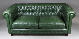 Lote 188: PEQUEÑO SOFA CHESTERFIELD TAPIZADO EN CUERO VERDE.  PEQUEÑO SOFA CHESTERFIELD TAPIZADO EN CUERO VERDE. 