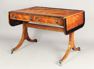 Lote 253: ANTIGUA SOFA TABLE INGLESA SIGLO XIX.  ANTIGUA SOFA TABLE INGLESA SIGLO XIX. 