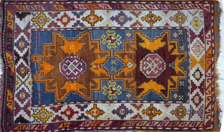 Lote 398: PEQUEÑA ALFOMBRA CAUCASICA DE LANA TEJIDA A MANO.  PEQUEÑA ALFOMBRA CAUCASICA DE LANA TEJIDA A MANO. 