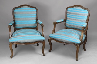 Lote 155: PAR DE SILLONES DE ESTILO FRANCES LUIS XV.  PAR DE SILLONES DE ESTILO FRANCES LUIS XV. 