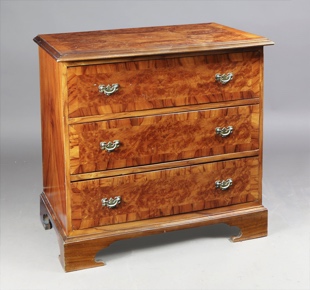 Lote 303: PEQUEÑA COMODA DE ESTILO INGLES. PEQUEÑA COMODA DE ESTILO INGLES.