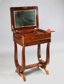 Lote 281: ANTIGUA MESA COSTURERO INGLESA DE ESTILO REGENCY. ANTIGUA MESA COSTURERO INGLESA DE ESTILO REGENCY.