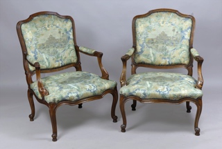 Lote 205: PAR DE SILLONES FRANCESES DE ESTILO LUIS XV. PAR DE SILLONES FRANCESES DE ESTILO LUIS XV.