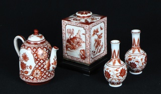 Lote 656: CUATRO PIEZAS DE PORCELANA JAPONESA DE KUTANI.  CUATRO PIEZAS DE PORCELANA JAPONESA DE KUTANI. 