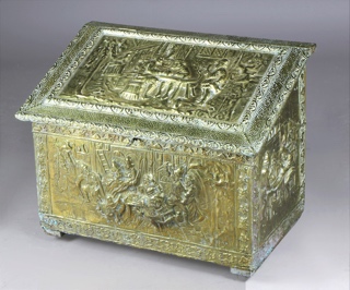 Lote 238: LEÑERA DE MADERA REVESTIDA EN CHAPA DE BRONCE. LEÑERA DE MADERA REVESTIDA EN CHAPA DE BRONCE.