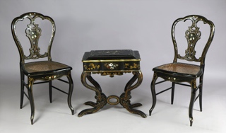 Lote 267: PAR DE SILLAS Y MESA COSTURERO INGLESAS ISABELINAS. PAR DE SILLAS Y MESA COSTURERO INGLESAS ISABELINAS.