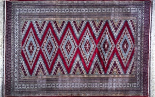 Lote 386: ALFOMBRA PAKISTANI DE LANA TEJIDA A MANO. ALFOMBRA PAKISTANI DE LANA TEJIDA A MANO.