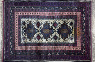 Lote 390: ALFOMBRA PAKISTANI DE LANA TEJIDA A MANO. ALFOMBRA PAKISTANI DE LANA TEJIDA A MANO.