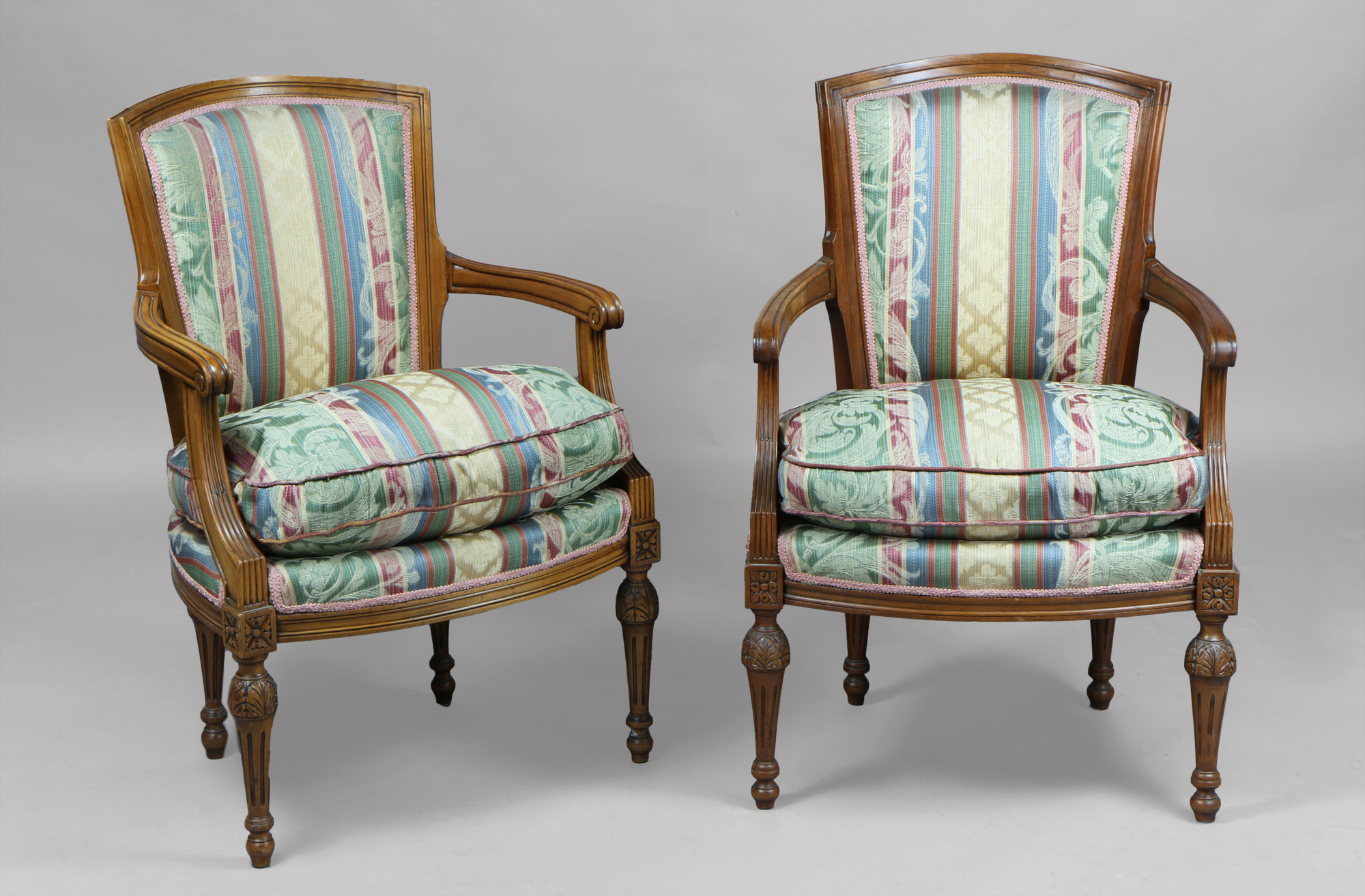  PAR DE SILLONES DE ESTILO FRANCES LUIS XVI. 
